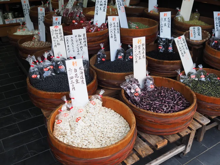 鎌倉大佛前商店街一景，滿滿的乾貨，看了心底豐盈