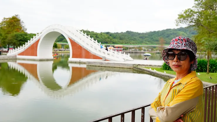 從園外的環湖道路看錦帶橋