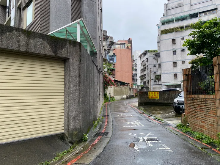 左側的「和興街26巷11弄」是霧裡薛圳埤腹引水道