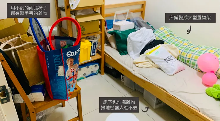 不到三坪的房間堆了好多東西，根本沒辦法好好走進去或休息