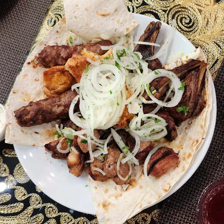 羊排(Корейка баранья)、火雞(Индейка)、雞肉(Курица)和盧拉烤肉(Люля-кебаб с овощами)。