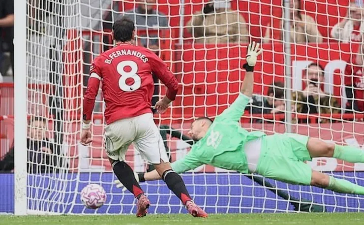 般奴費南迪斯射入十二碼球助曼聯險勝3:2