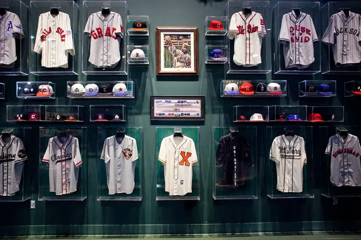 黑人聯盟博物館球衣牆右上角掛著大衛之家棒球隊球衣　Photo：Drew Anthony Smith for The New York Times
