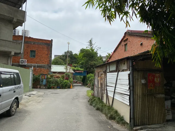 掛著此巷不通的巷子(仁愛街35巷17弄)走到巷底,別有洞天