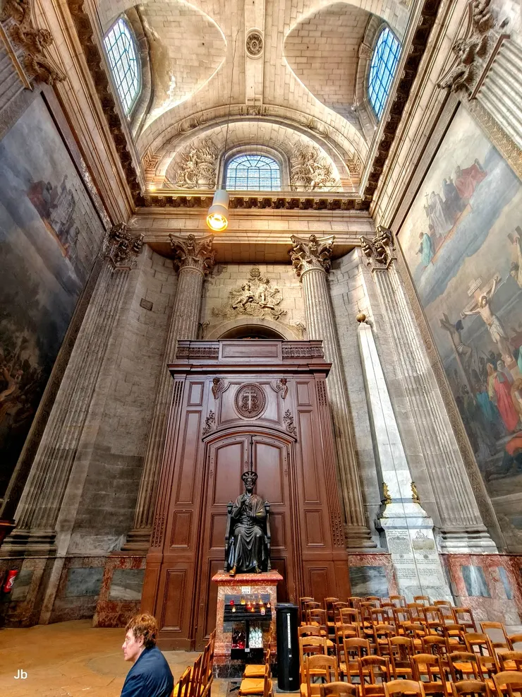 【別找玫瑰線去看德拉克洛瓦名畫！圖中右側可見白色方尖碑，連結其底部延伸的一條銅線構成日晷，可精確計算重要的天文事件，例如春分、冬至等，丹·布朗小說《達文西密碼》中所述「玫瑰線」（La Ligne Rose）即指此。】