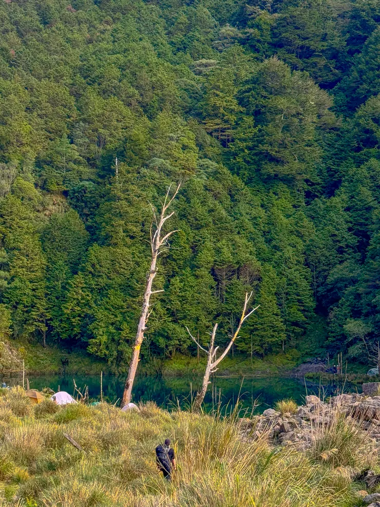一馬當先的旺霖正朝神池緩緩接近~