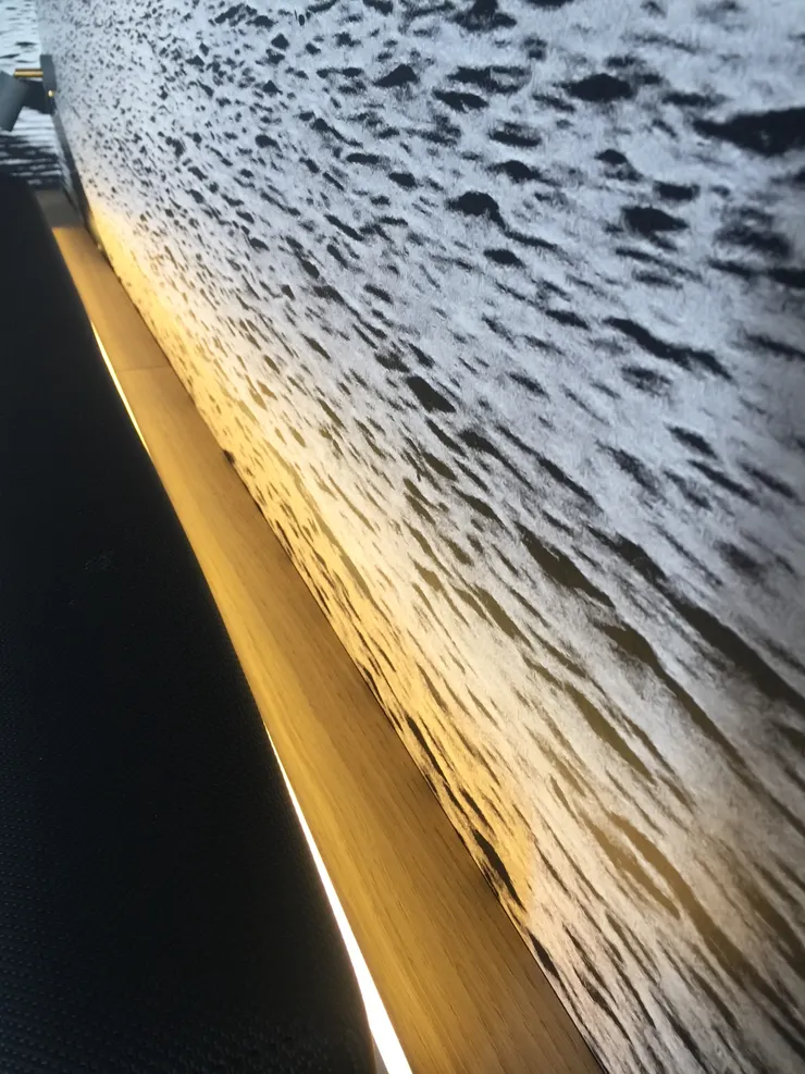 我本來只是靠著椅背休息——但牆卻比我先靠了過來。