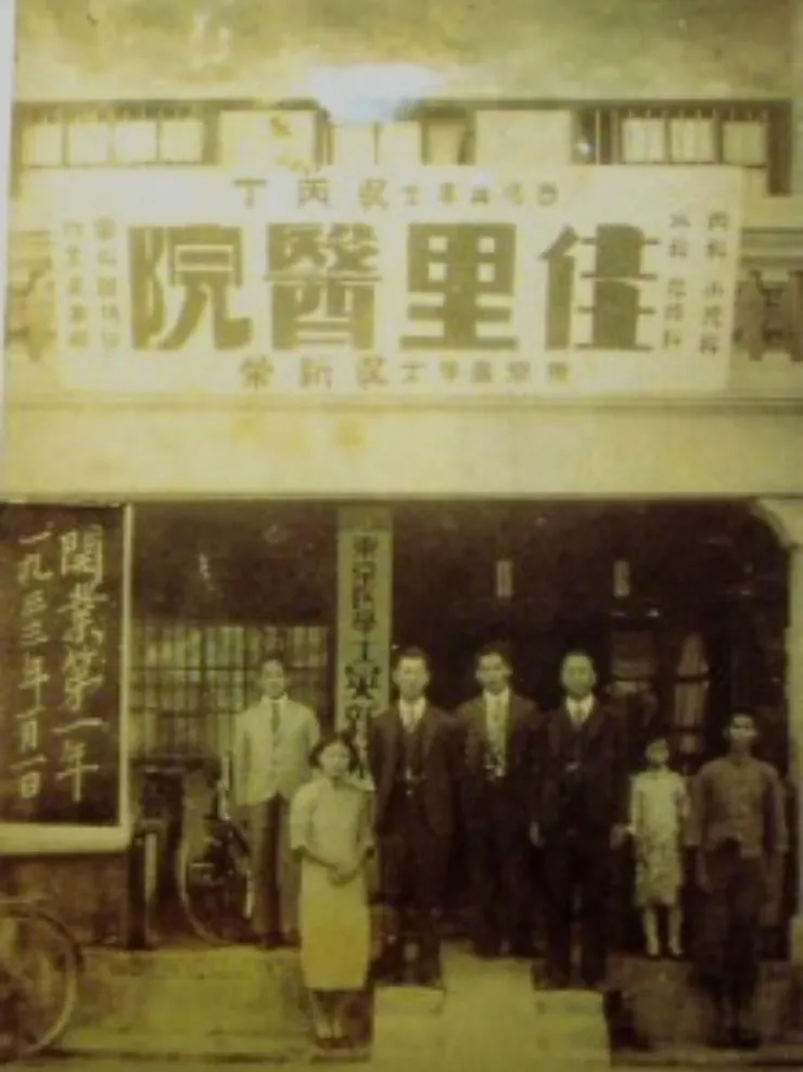 1933年1月，吳新榮醫師等人在臺南佳里醫院前。