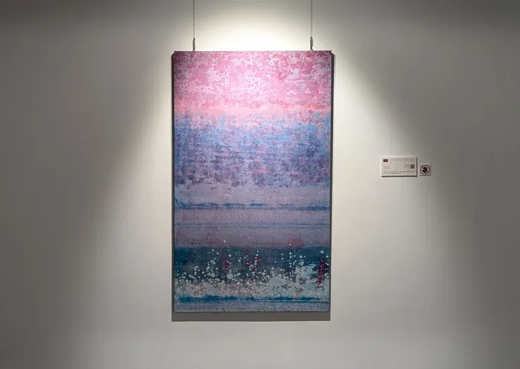 積吶虹光〈青天白日滿地虹：潮間帶的對話〉2019年，壓克力顏料、宣紙。