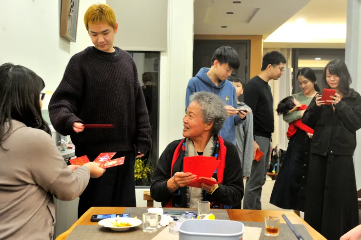 【年夜飯發紅包視訊直播天涯咫尺！吃完年夜飯，阿祖就急著發紅包了！】