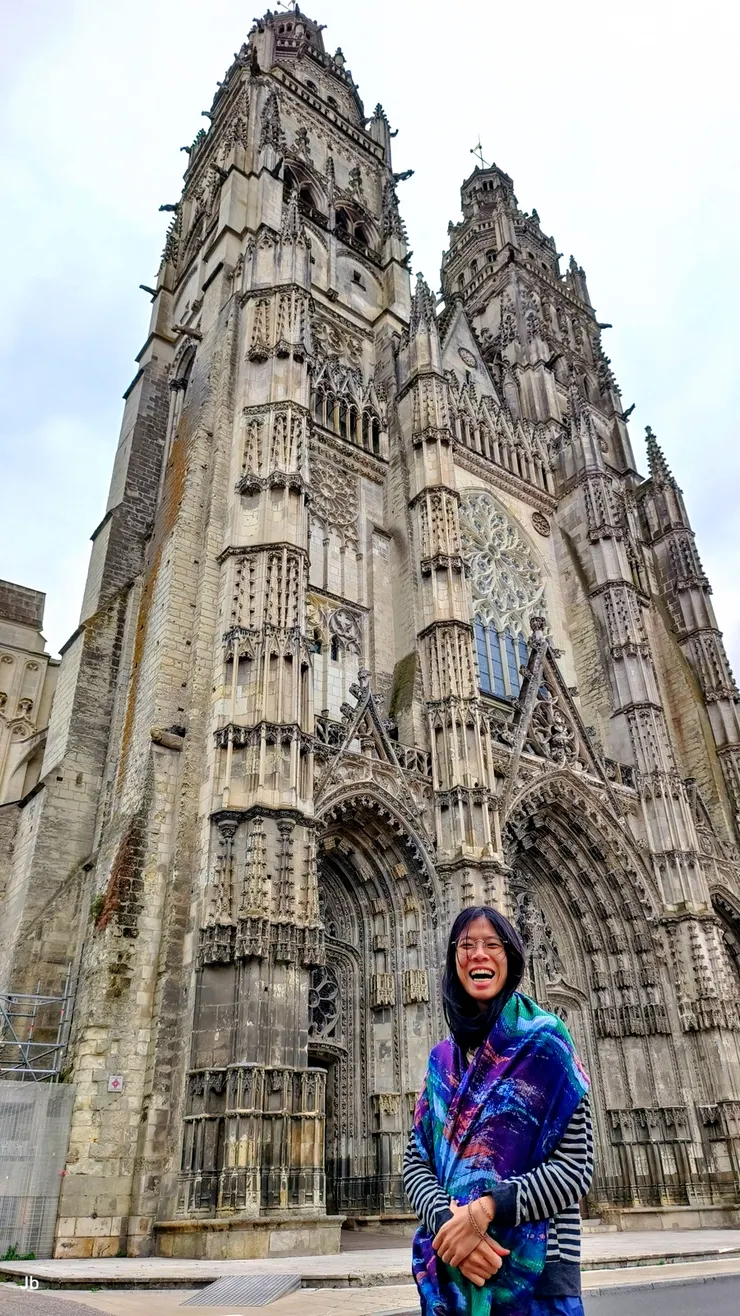 【向晚時分人行少風起微覺寒意!女兒披上了圍巾。】