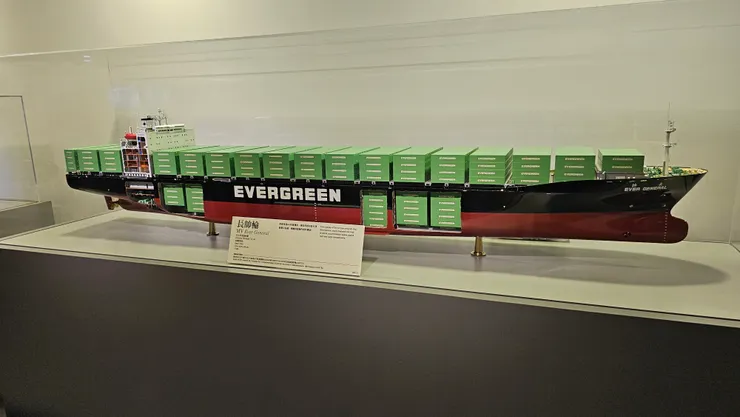 長榮海事博物館當然會展示長榮海運的貨輪模型呀!這艘是長帥輪!