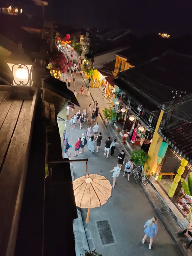 咖啡館頂樓往下看的街景非常美