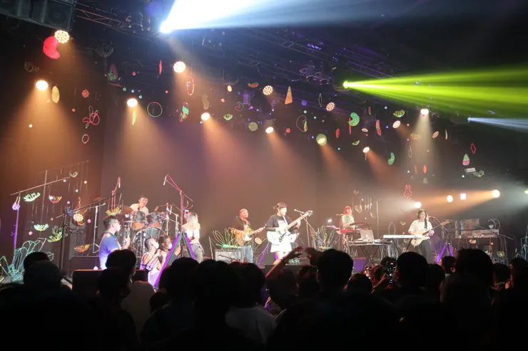 台上歌迷最後在舞台上一起聽歌