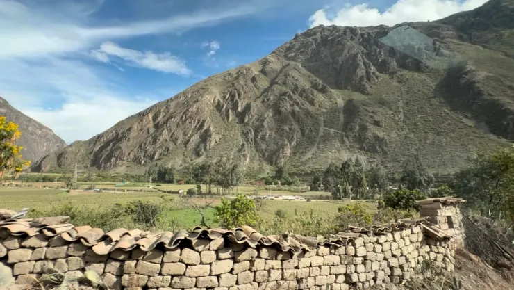 古城牆和宏偉的山景
