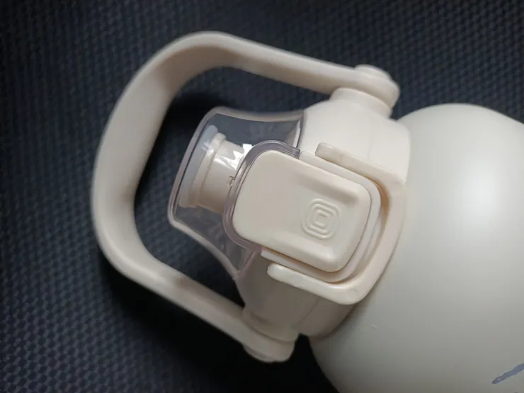 按鈕按下去，蓋子就打開，還有上鎖功能