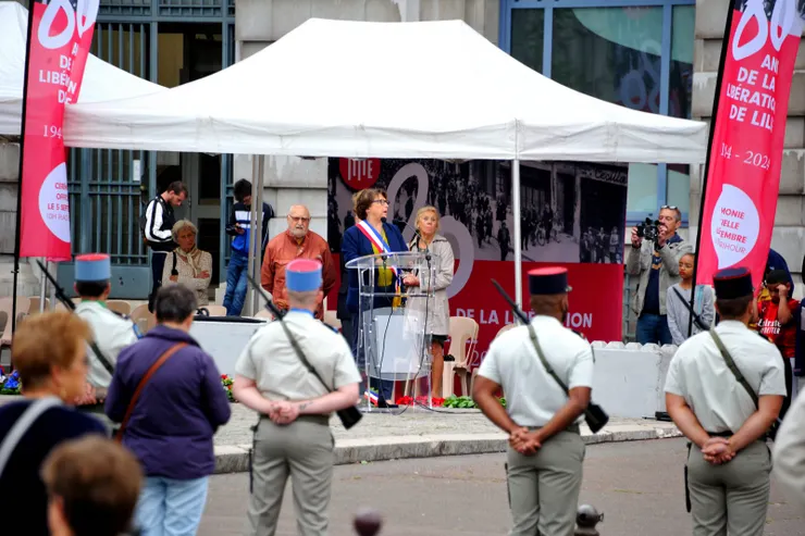 【里烏爾廣場慶祝里爾解放八十年，旗幟飄揚冠蓋雲集外加荷槍警員！正在典禮致詞的重要人物大概是市長。】