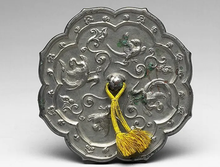 菱花鏡:鏡背雕鏤著菱花的鏡子。留存今天的唐代菱花形鏡一般為六角或八角。 圖為 (盛唐)鳳鳥紋菱花鏡