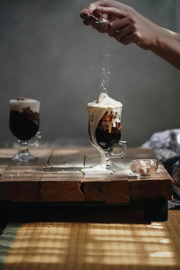 將傳統的中藥材融入流行的奶茶中，一杯以華佗為名的東方新潮飲品