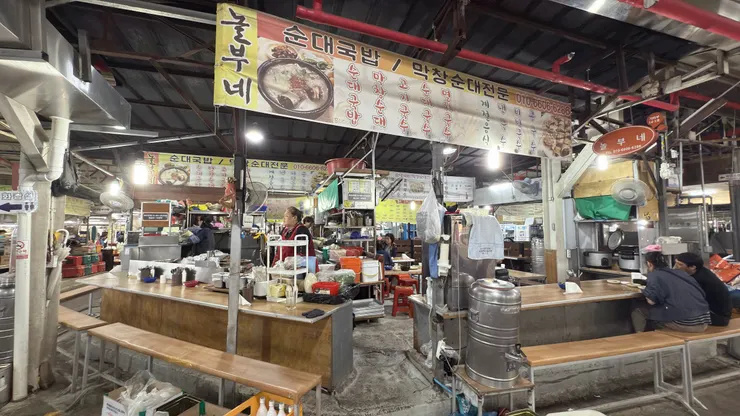 接地氣到市場吃血腸湯