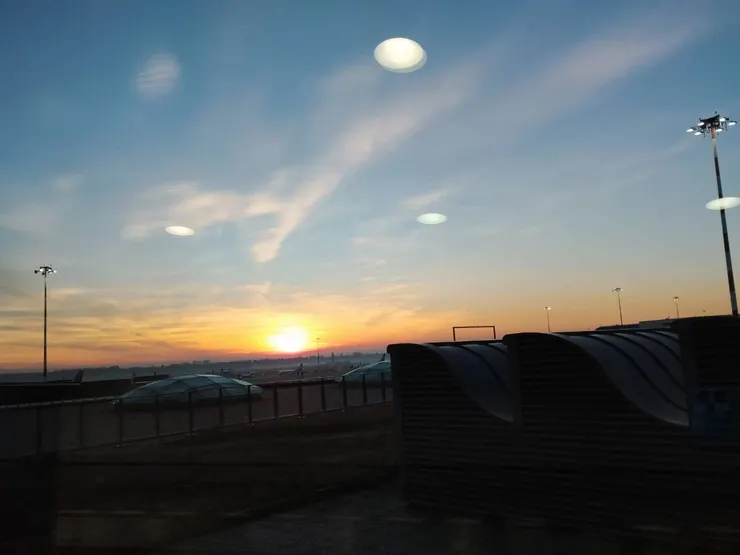 在米蘭機場，欣賞黎明