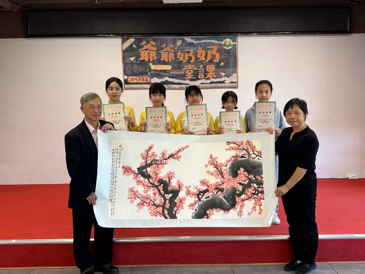 李秋平博士與學生共創畫作