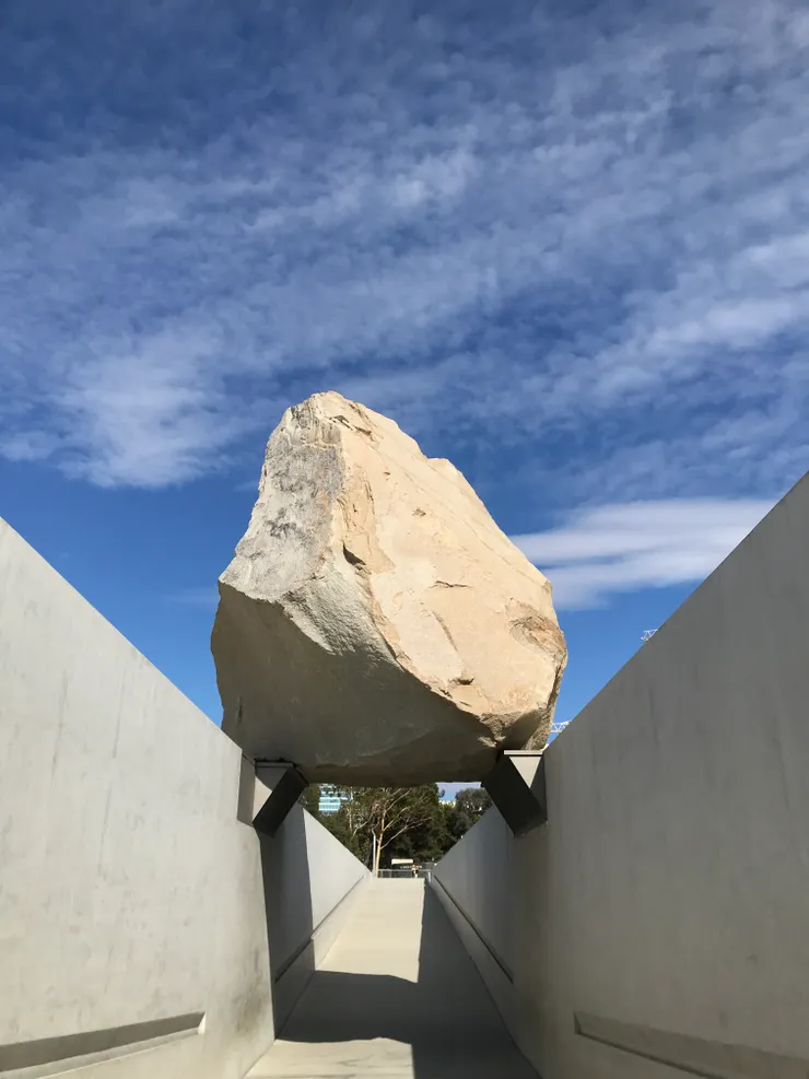 這是洛杉磯藝術博物館外知名的公共藝術作品，「懸浮巨石」（Levitated Mass），由藝術家Michael Heizer所創作。他設計一個140m長的槽，在其上兩托坪放置一個300000kg重的花崗岩巨石，沒有其他多餘的保護措施，行經岩石下方會有一種很特別的感覺，很能映照出此行的心情。