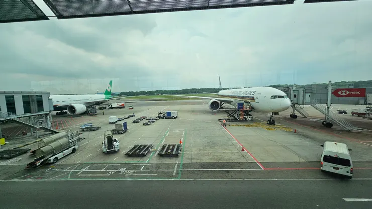 左邊是我們從台灣搭來新加坡的長榮班機!右邊是新航的波音B777客機!