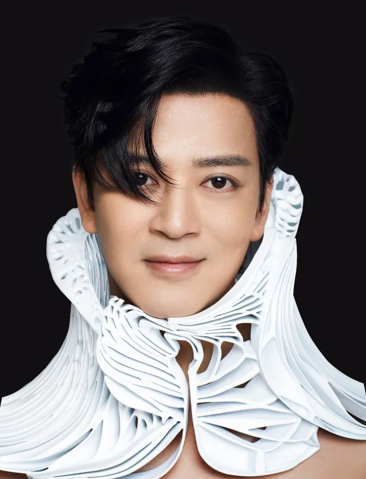 陳曉東配戴白色像雕塑頸箍十分時尚