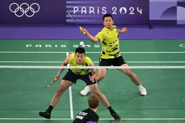 李洋在後場輕吊近網短球