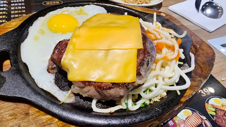 新莊德堡牛排的台式牛排居然有加起司!好特別!