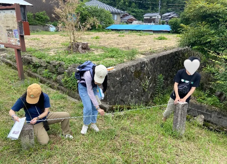 兩個石柱在地震前是同個位置，地震後被明顯位移