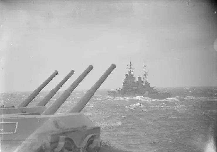 在體育宮行動中從勝利號航母觀看喬治五世號戰艦