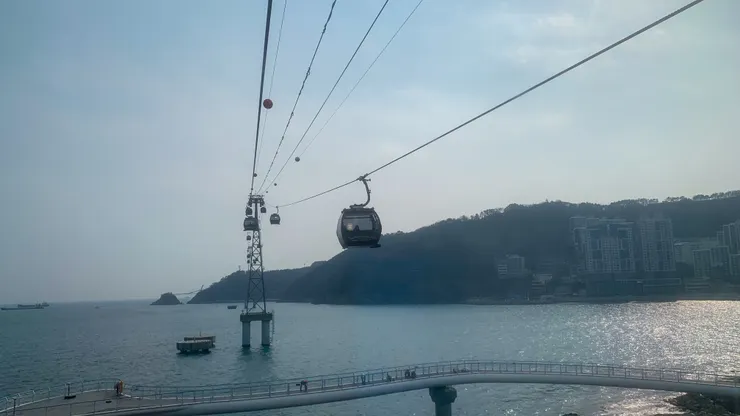 少數飛過海的纜車。