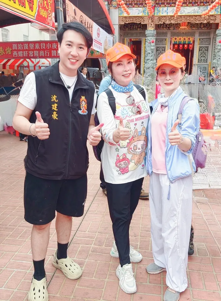 圖左起沈建豪擔任白沙屯媽祖進香志工唱片公司同門師姐陳思安林姍虔誠感恩之旅