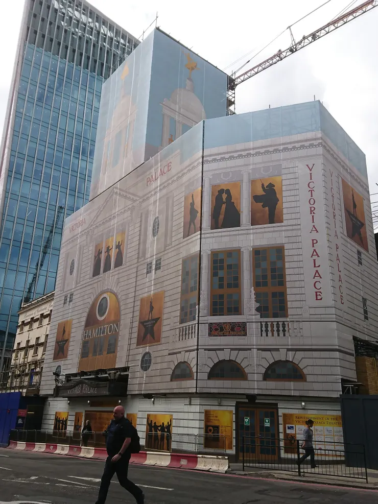 我在2017年夏天初訪倫敦,搭地鐵到Victoria站只為了見他一面,只見得施工著的外牆,我早到了五個月。