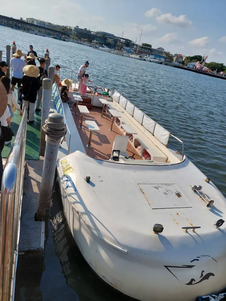 搭乘平底船(沒有屋頂能遮陽)