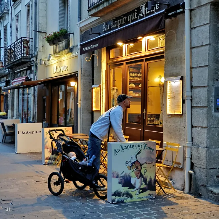 【石板路商家燈火與人面相映暖,不留戀自炊也很好返家八點半!離開大教堂20:00出頭,經過老城區慢慢走去停車處,順便補充些食材回家自炊。】