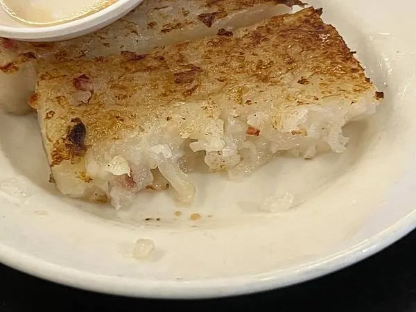 差點因為沒有很餓差點錯過本次用餐感覺最讚的餐點 — 蘿蔔糕