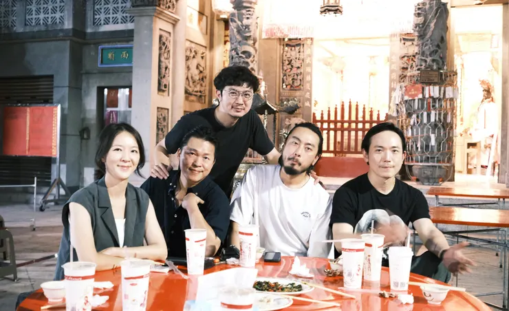 樂團在台南完成演出後難得大家一起在廟前吃燒烤/照片提供:回聲社