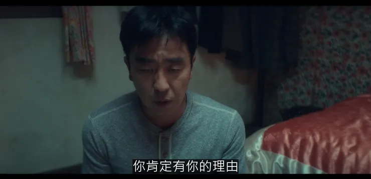 張洙源如此回答，因為他也有難言之隱才隱身在旅館中。（Source: Disney+）