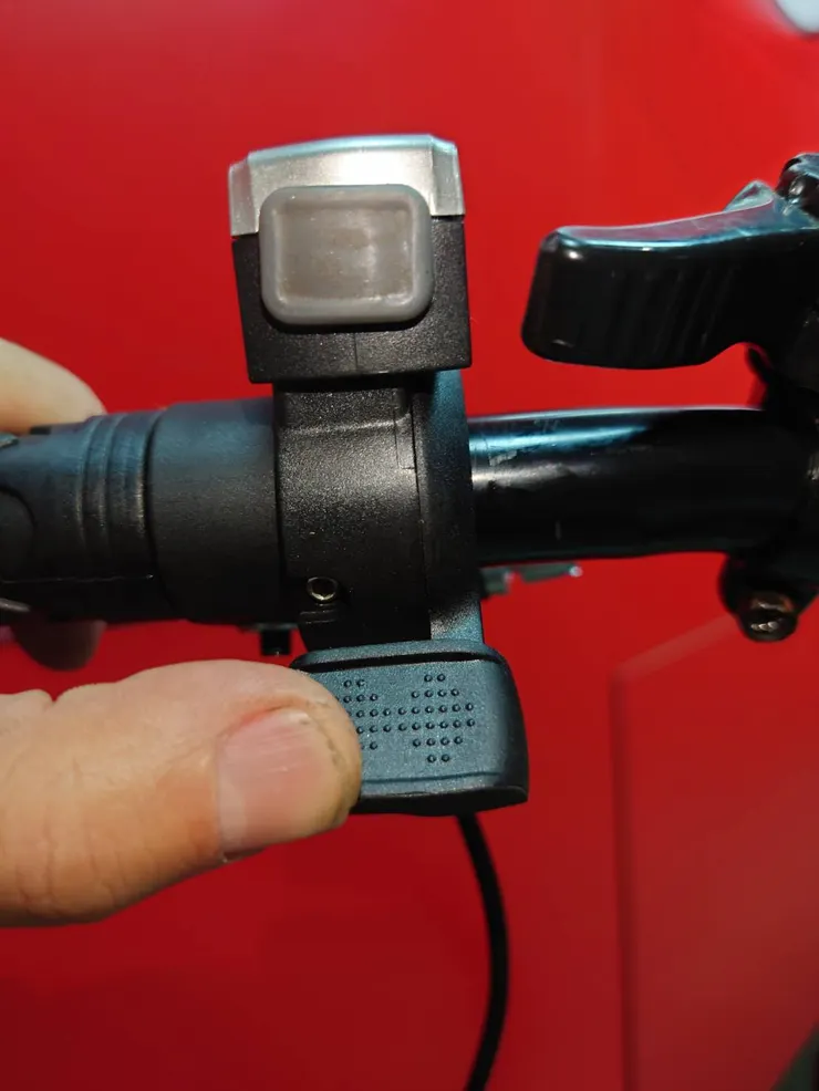 需保留空間以確認指撥油門可以正常操作