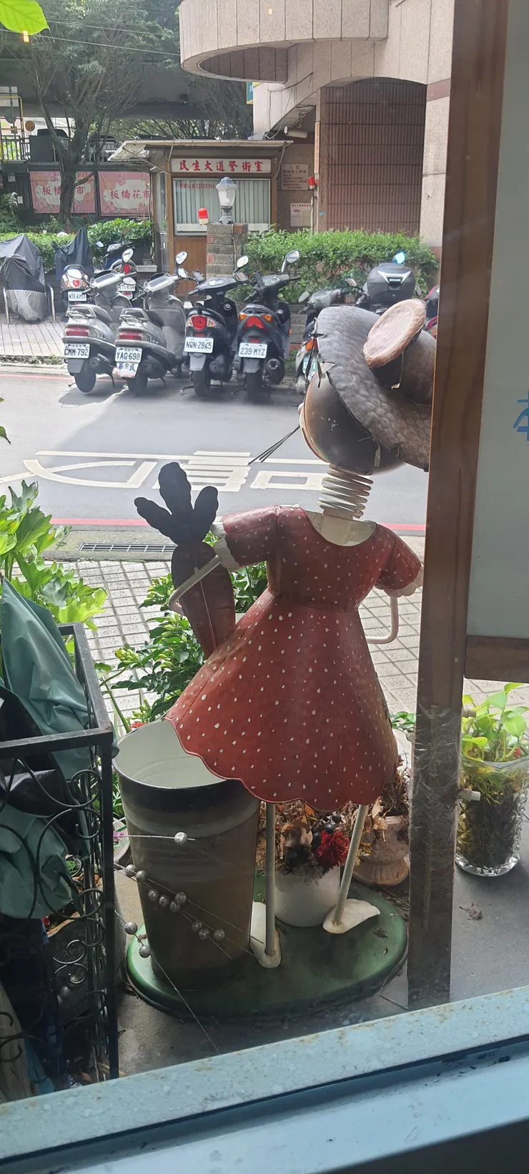 凡世入目皆如繪，何曾有人住心房？筆墨輕勾倩影現，彩光斑剝也無妨。