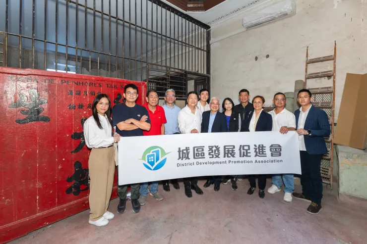 城促會一行人與業主代表及修復工程公司負責人合照留念