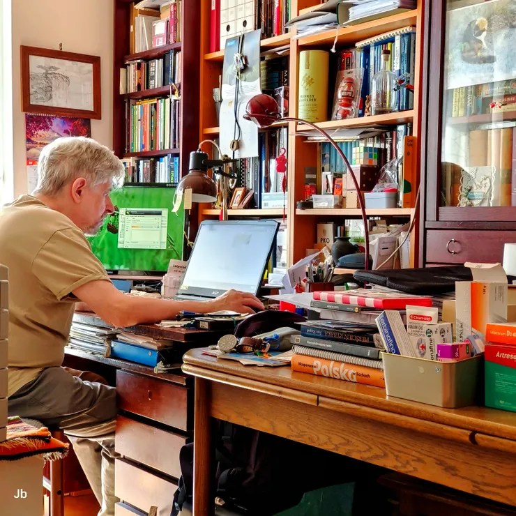 【明天要出發前往克拉科夫，克里斯確認火車票、住宿等等。】