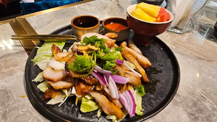 燒烤松阪豬也很好吃!生菜也給的很多!