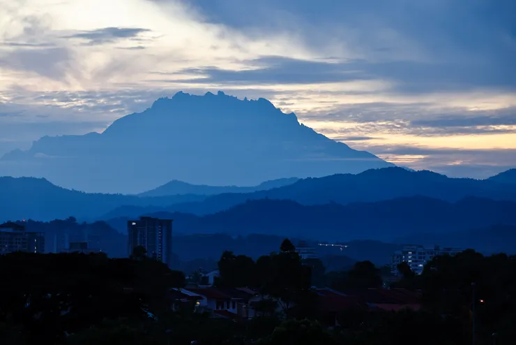 亞庇機場遠眺神山