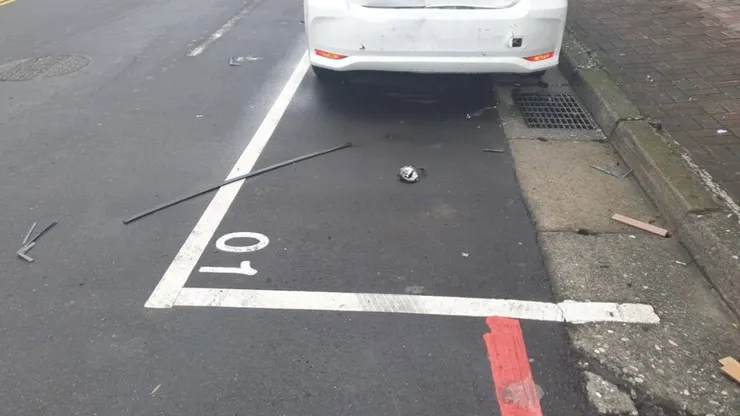 撞擊力道大到把車子撞出停車格...