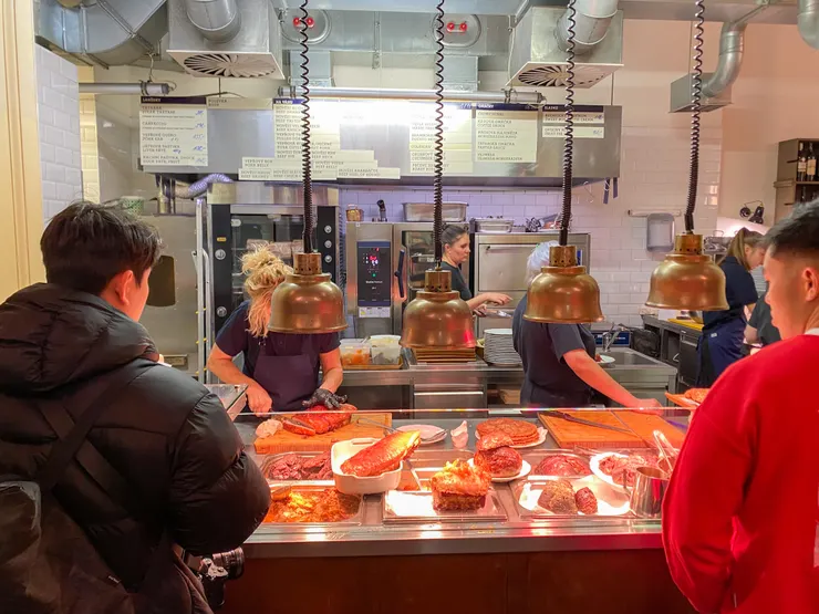 在 Kantýna 點餐是有趣的,像台灣自助餐,不只看得到當日菜色,還會現場秤肉,分切你所需要的份量給你。