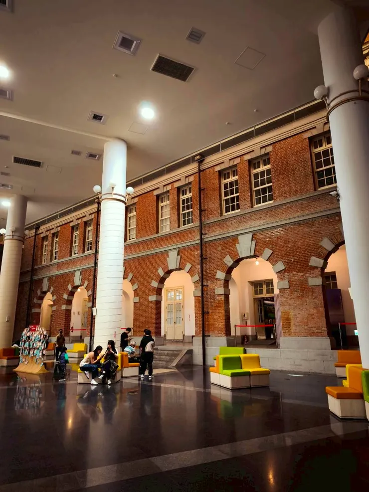 館內保留紅磚拱門的牆體，增添了復古的感覺❤️